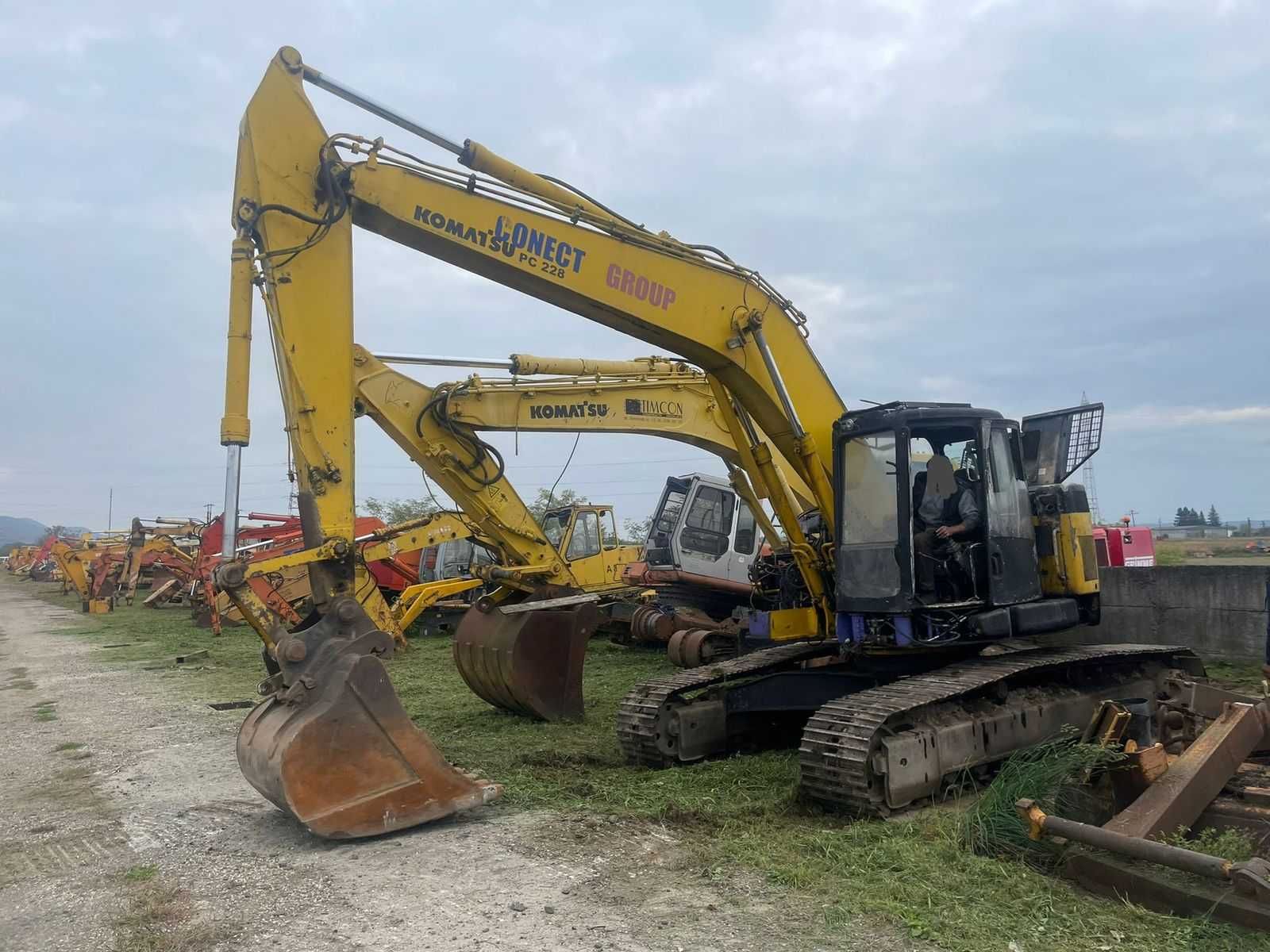 Dezmembrez Komatsu PC 228 excavator