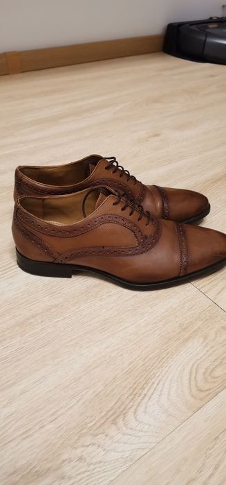 Vând pantofi eleganți de bărbați.