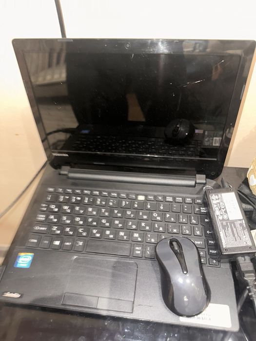 Netbook TOSHIBA orginal zaryadkasi bilan