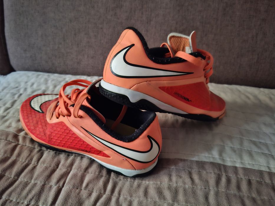 Vând ghete de fotbal pentru băieți Nike