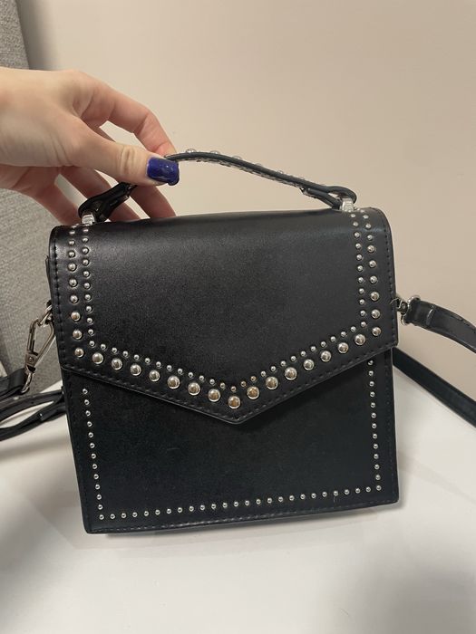 Черна малка чанта през рамо Bershka