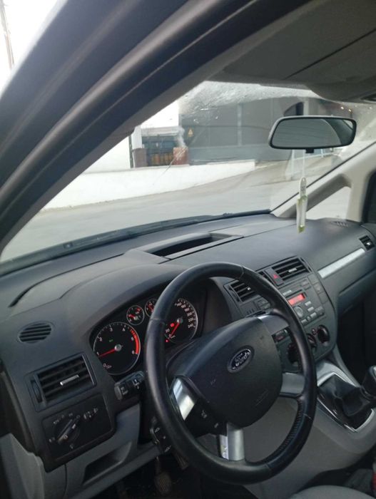 Vând mașina în condiție foarte buna