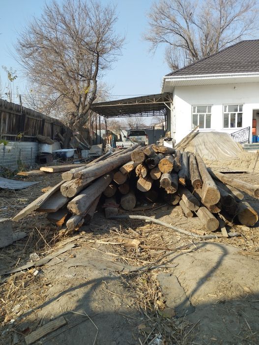 Продам бревна, металлошифер и металлическую дверь