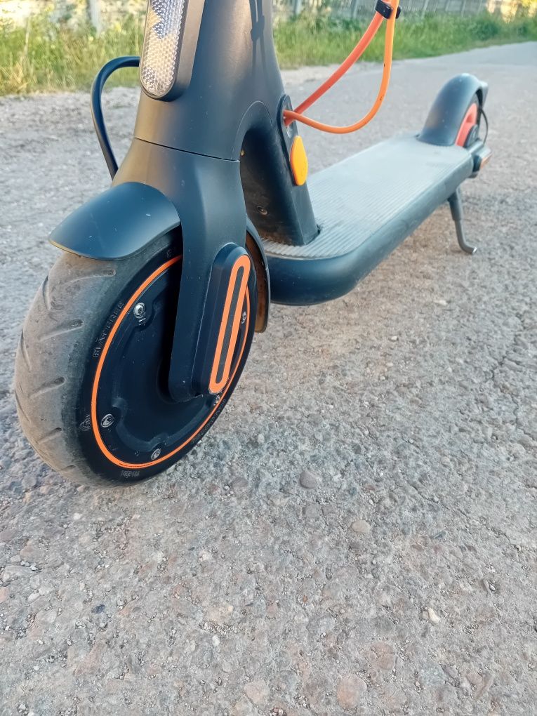 Vand trotineta electrica xiaomi 4 go  trotineta prinde 20km