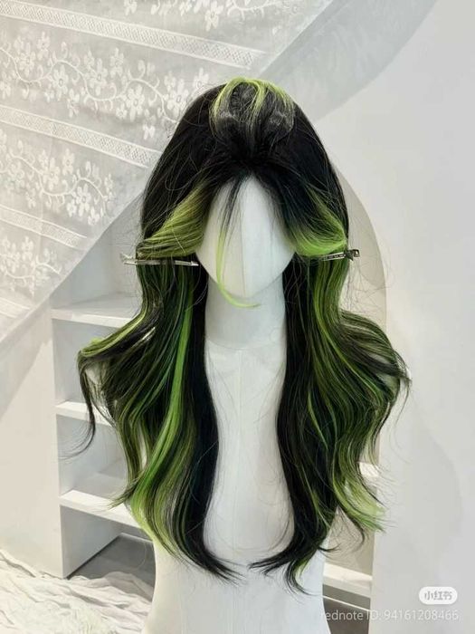 Черна чуплива перука с лимонено жълти кичури