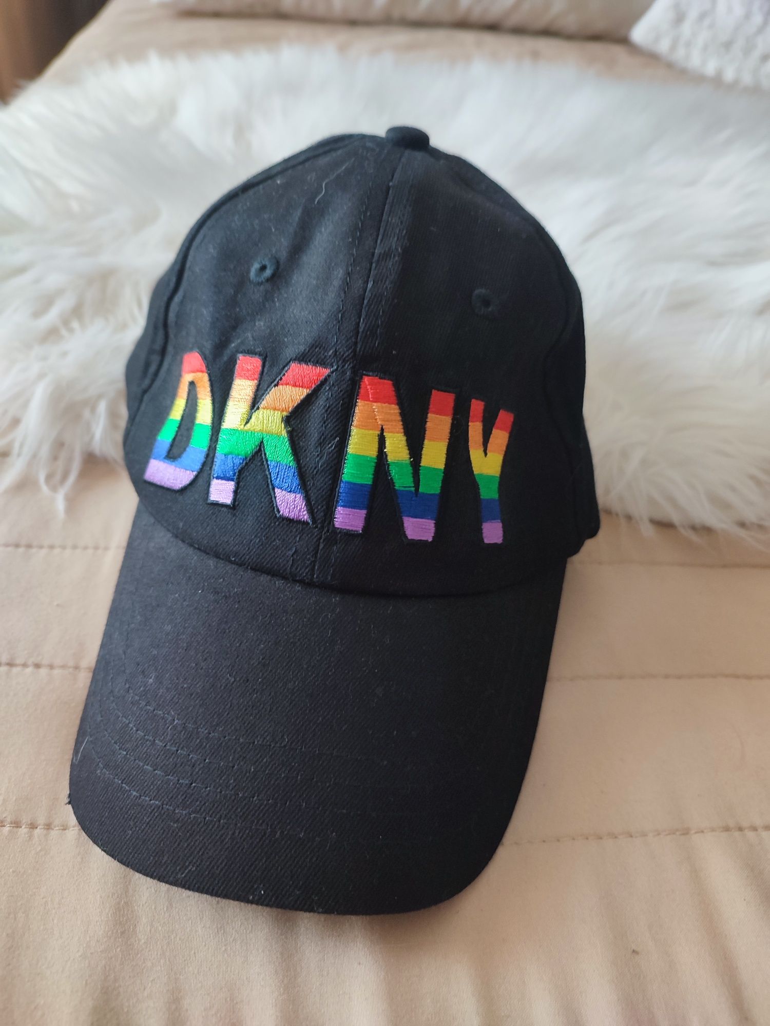 Шапка с козирка DKNY черна