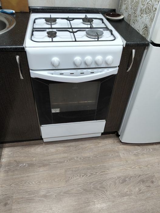 Продам газ плиту