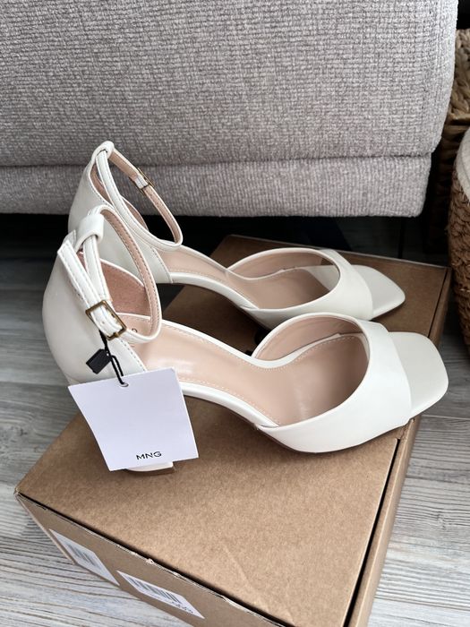 Нови дамски сандали с широк ток MANGO