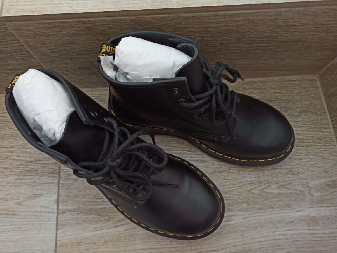 Унисекс черни кожени обувки Dr. Martens 101 YS
