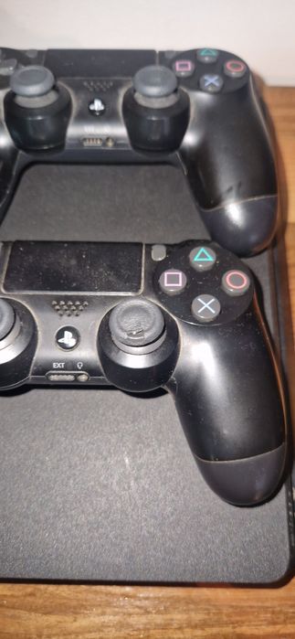 Vând ps4 cu 10 jocuri