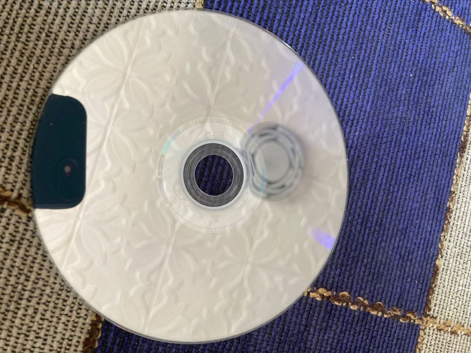 Vând PS3 cu trei jocuri și o maneta