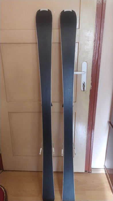 Отлични ски с база и кантове готови за сезона.Автомати всички номера.