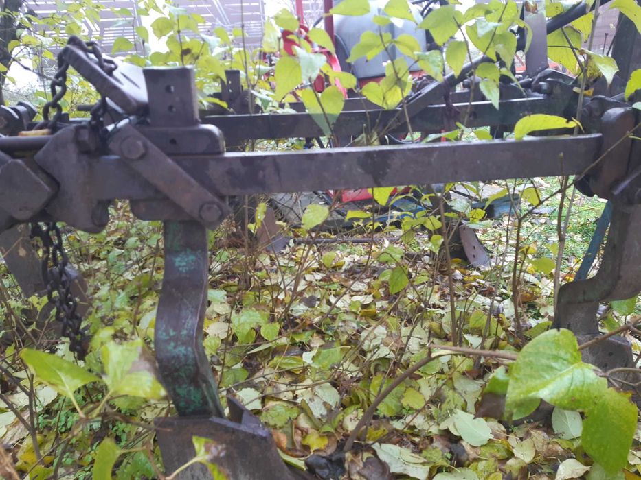 Vând plug viticol cu 5 cormene și 3 ciolane de rezerva ne lucrat cu el