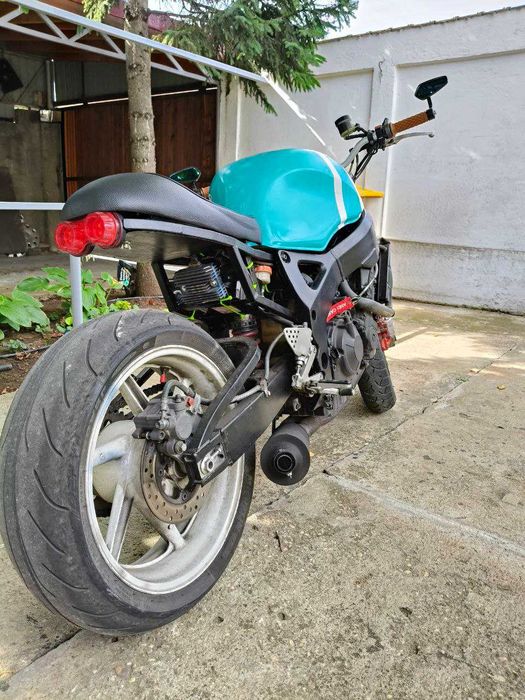 Honda CBR900RR SC28 - cafe racer / streetfighter / custom