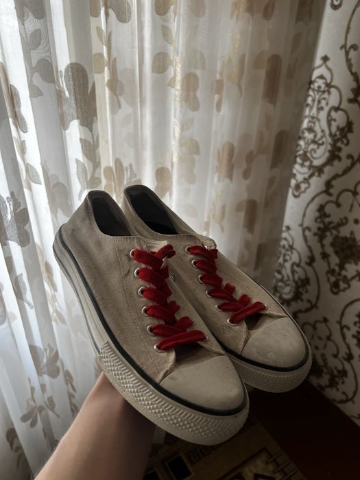 Конверсы с красными шнурками