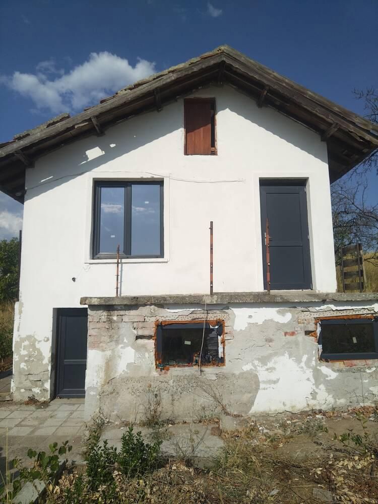Самостоятелна къща в м.Каптажа, с. Изворище.