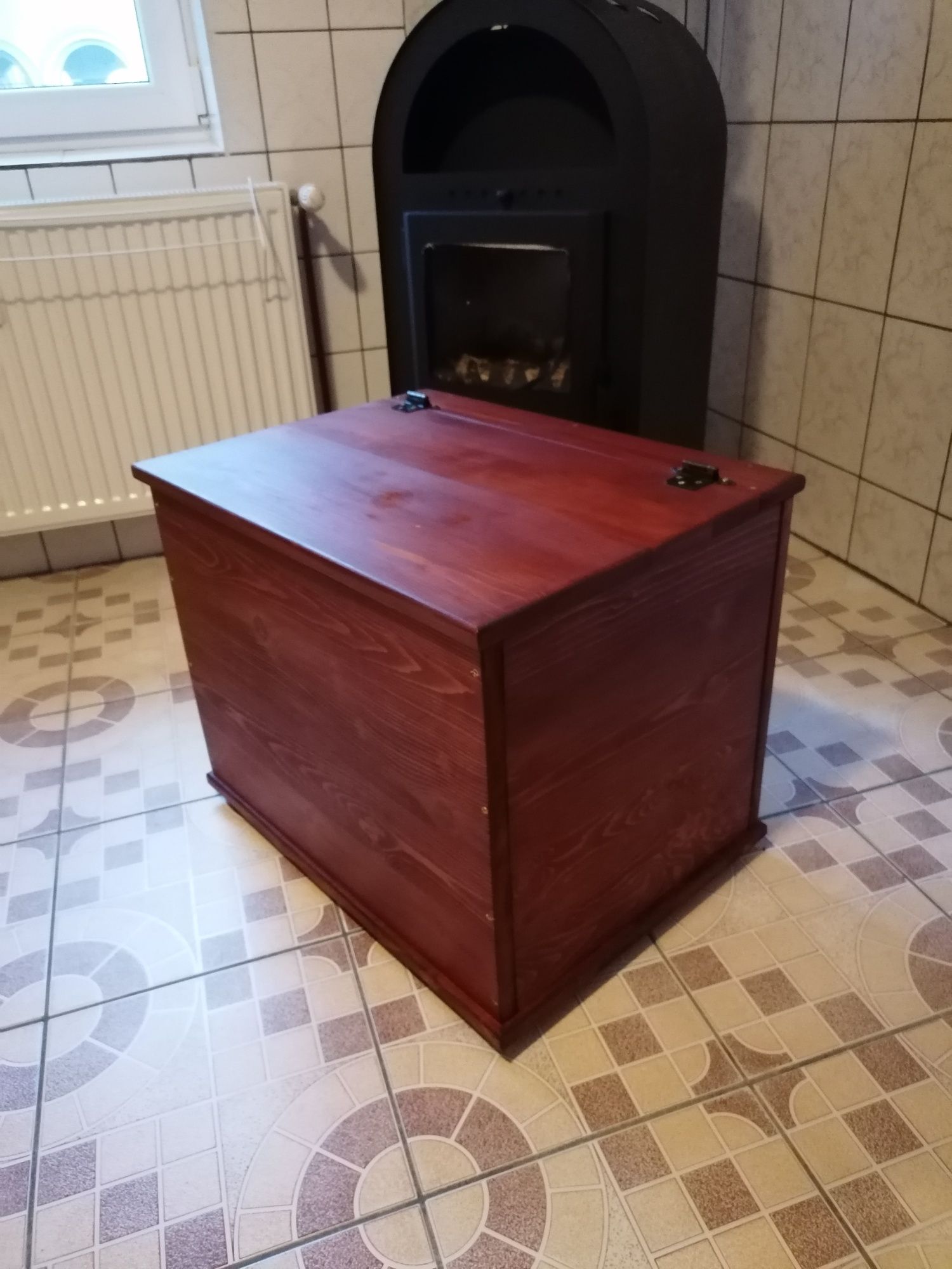Cutie depozitare lemne în casă
