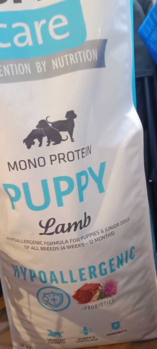 Vând mâncare pentru caini