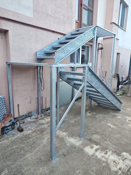 Scări metalice zincate