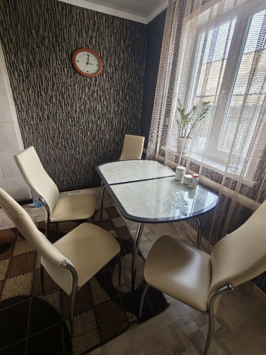 Стеклянный раздвижной стол