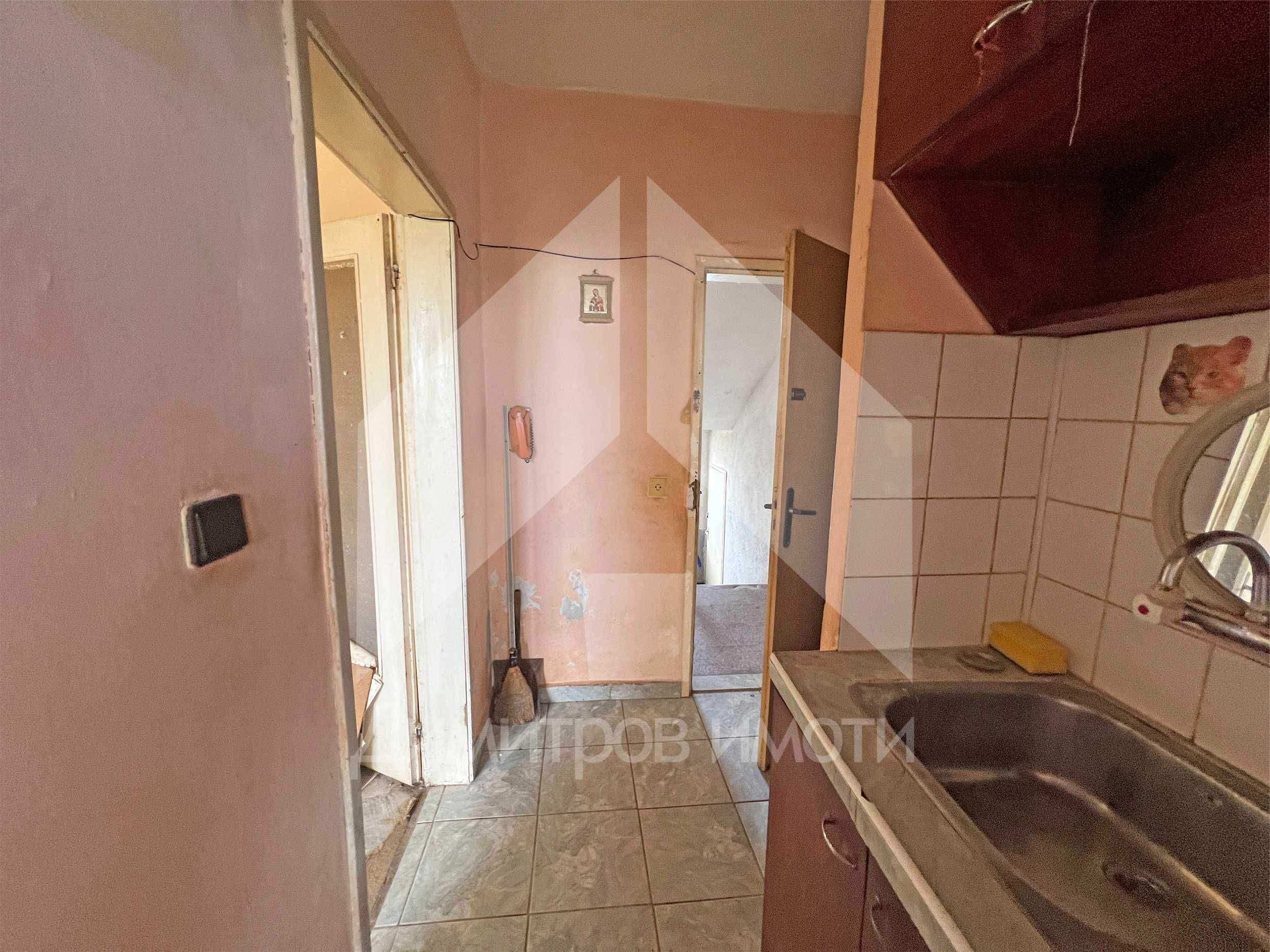 Продава ЕДНОСТАЕН апартамент тип гарсониера в гр. Нови пазар! Саниран!