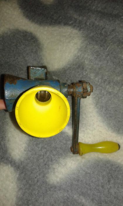 Машинка за мелене и точене,стар метър и машинка за подстригване