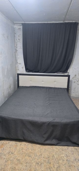 Красивая кровать с матрасом