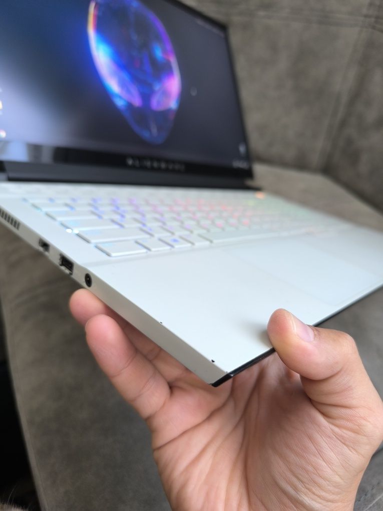 Лаптоп Alienware m17 r3 17.3 инча 300hz