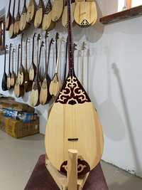Казахский инструмент -домбра
