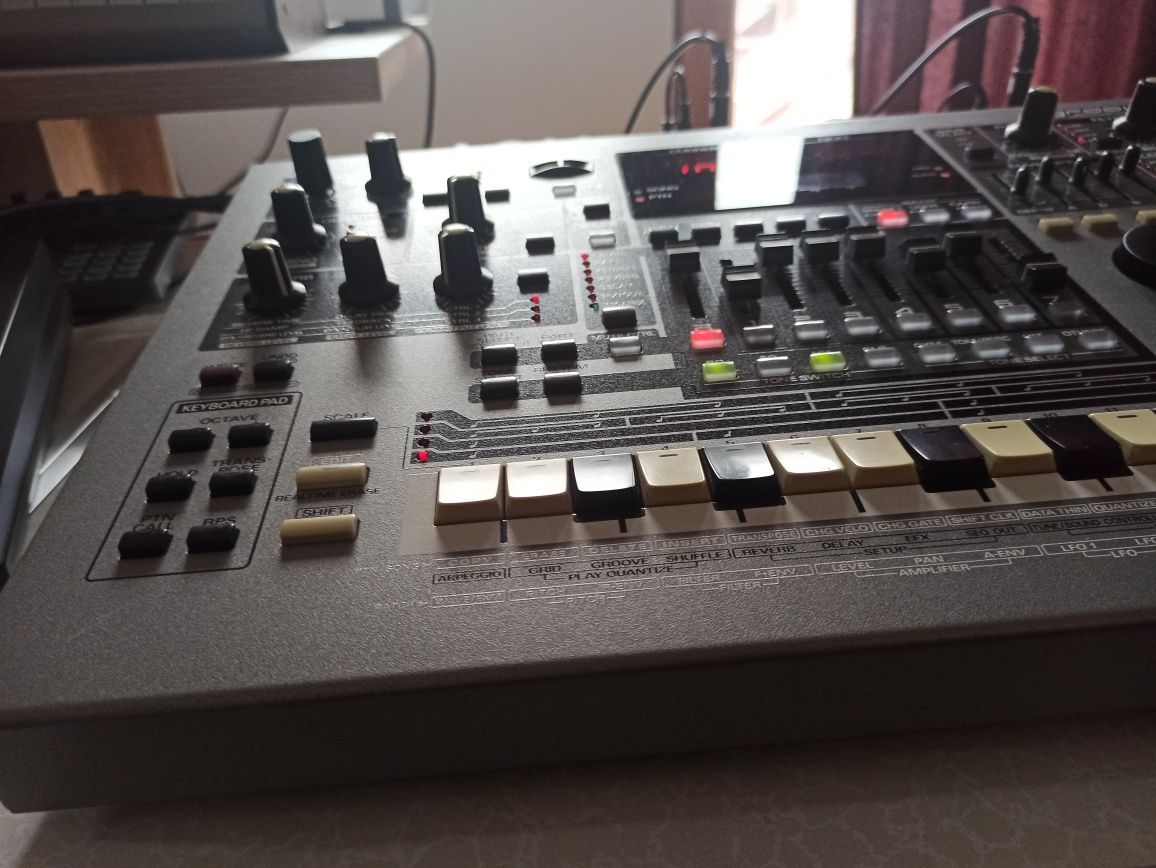 Roland MC 505 Groovebox