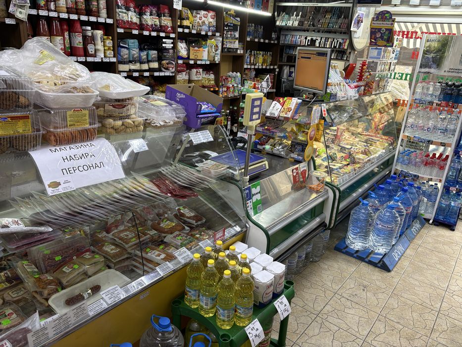 Продавам хладилни витрини 2бр и касов модул