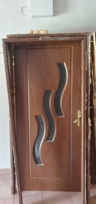 Vând 5 uși de lemn