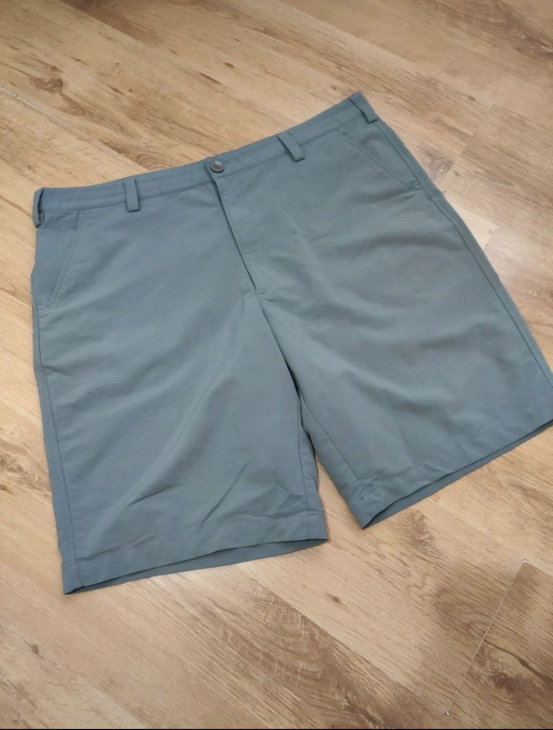 Pantaloni scurți Under Armour mărimea 40 XXL (52cm talie)