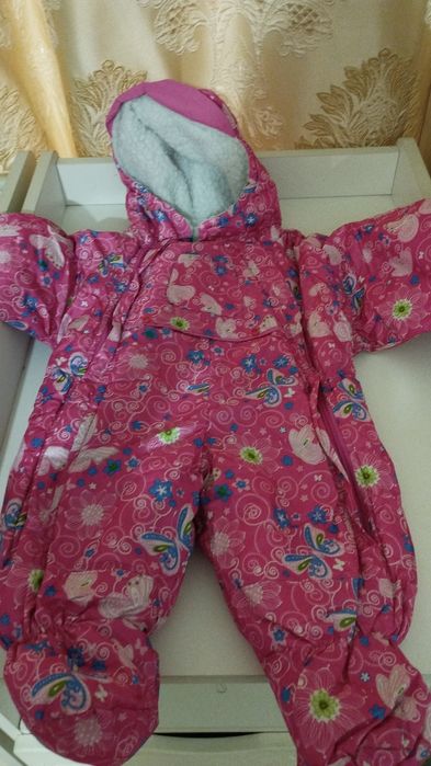 Продам теплый весенний комбинезон на девочку от 0 до 6 месяцев