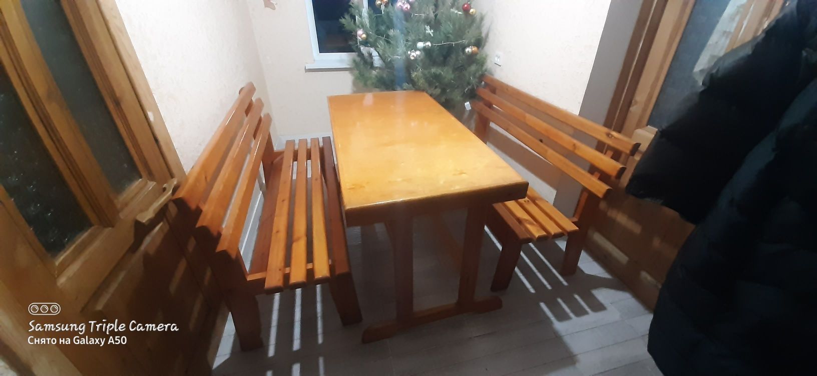 Продаётся деревянный стол.