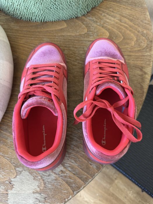 Червени кецове марка Champion