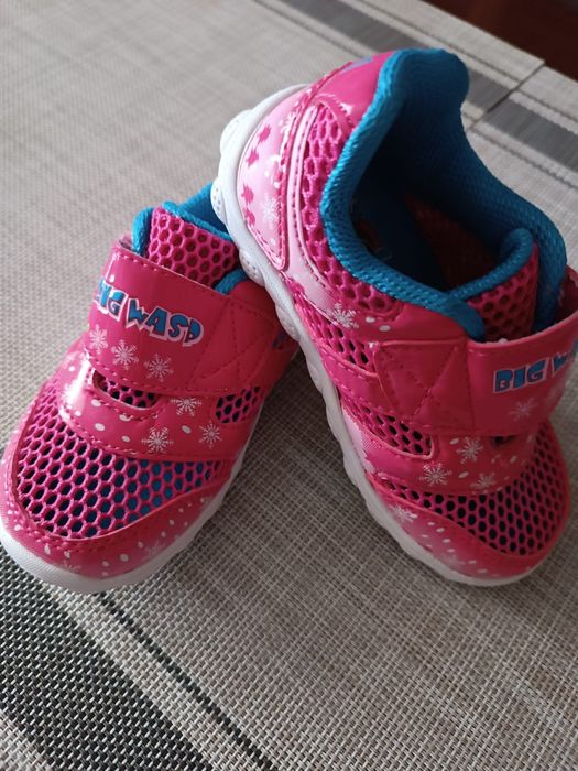 Новые Кроссовки размер: 24,26.