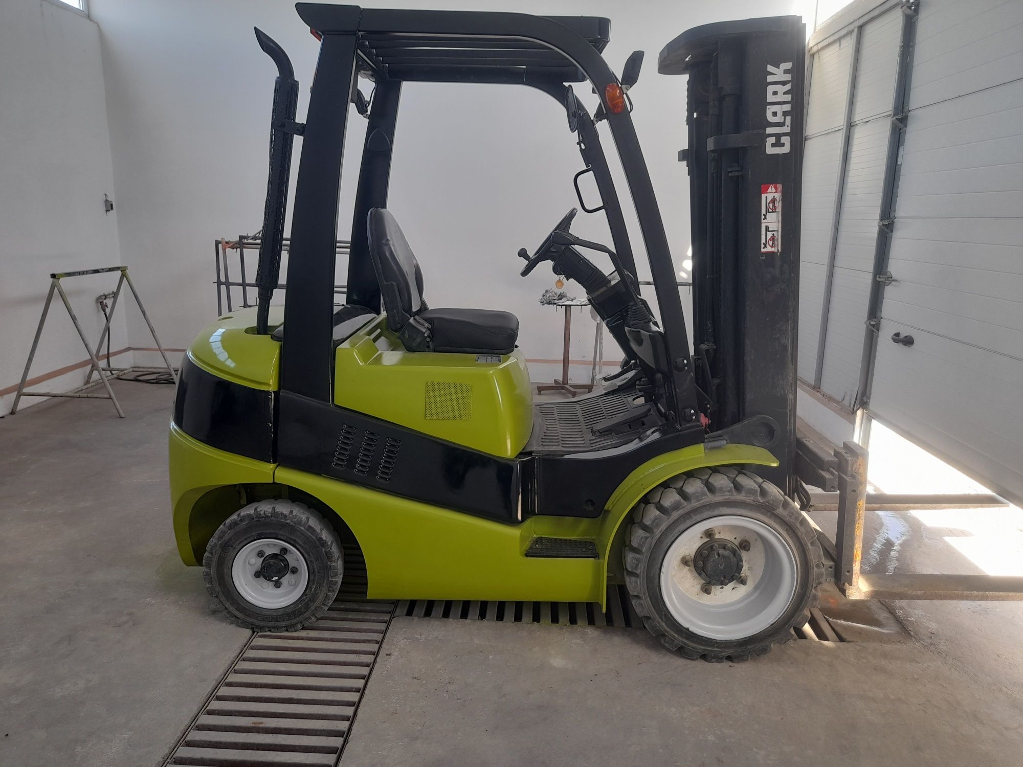 Stivuitor de Inchiriat 2,5 Tone Transport Asigurat Cu Deservet