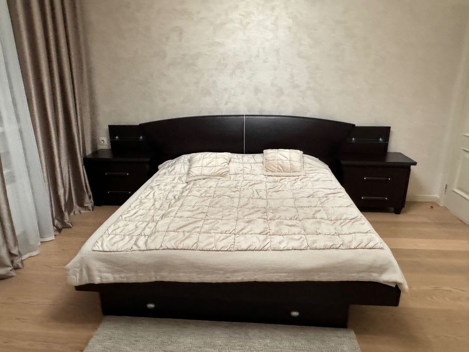 Продаи спальную кровать , комод