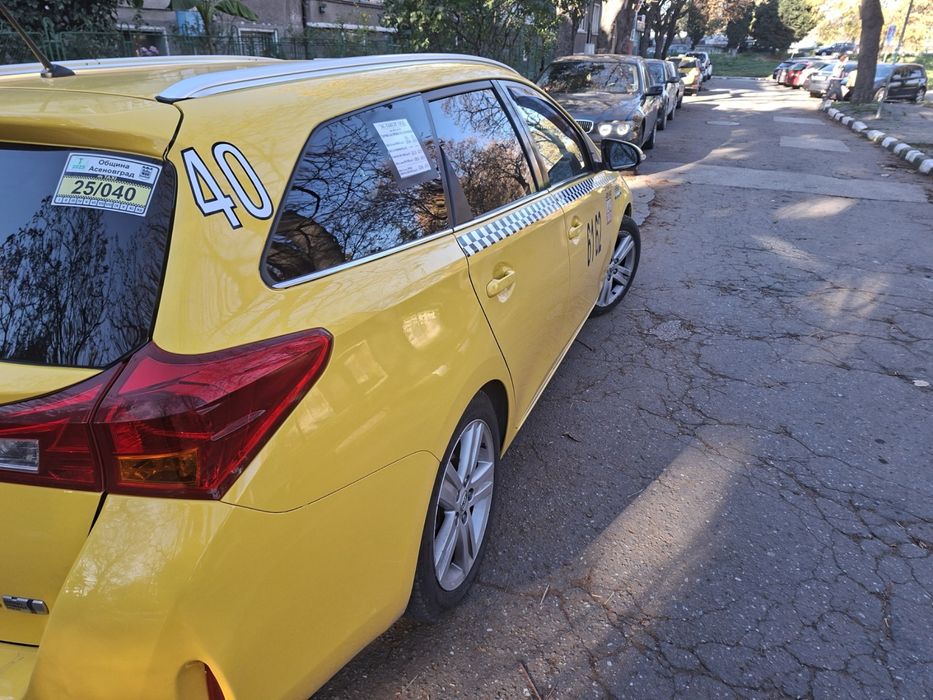 Toyota Auris 1.8 Хибрид/Газ