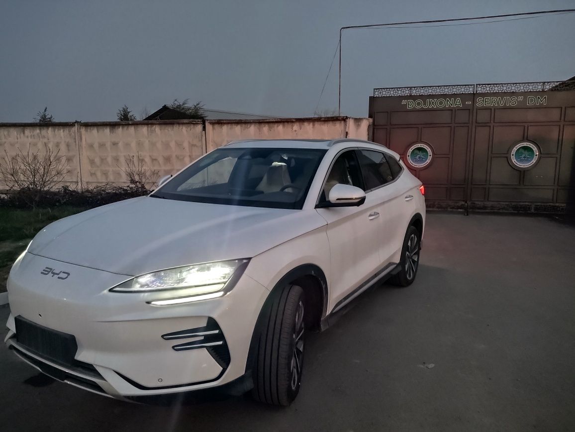 BYD Song Plus Champion EV 605 белого цвета 2025 рейстайлинг