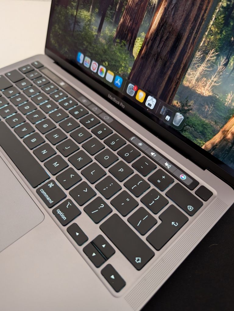MacBook Pro M1 13" (Space Gray) 16GB - подарък чанта, 2 хъба и оригина