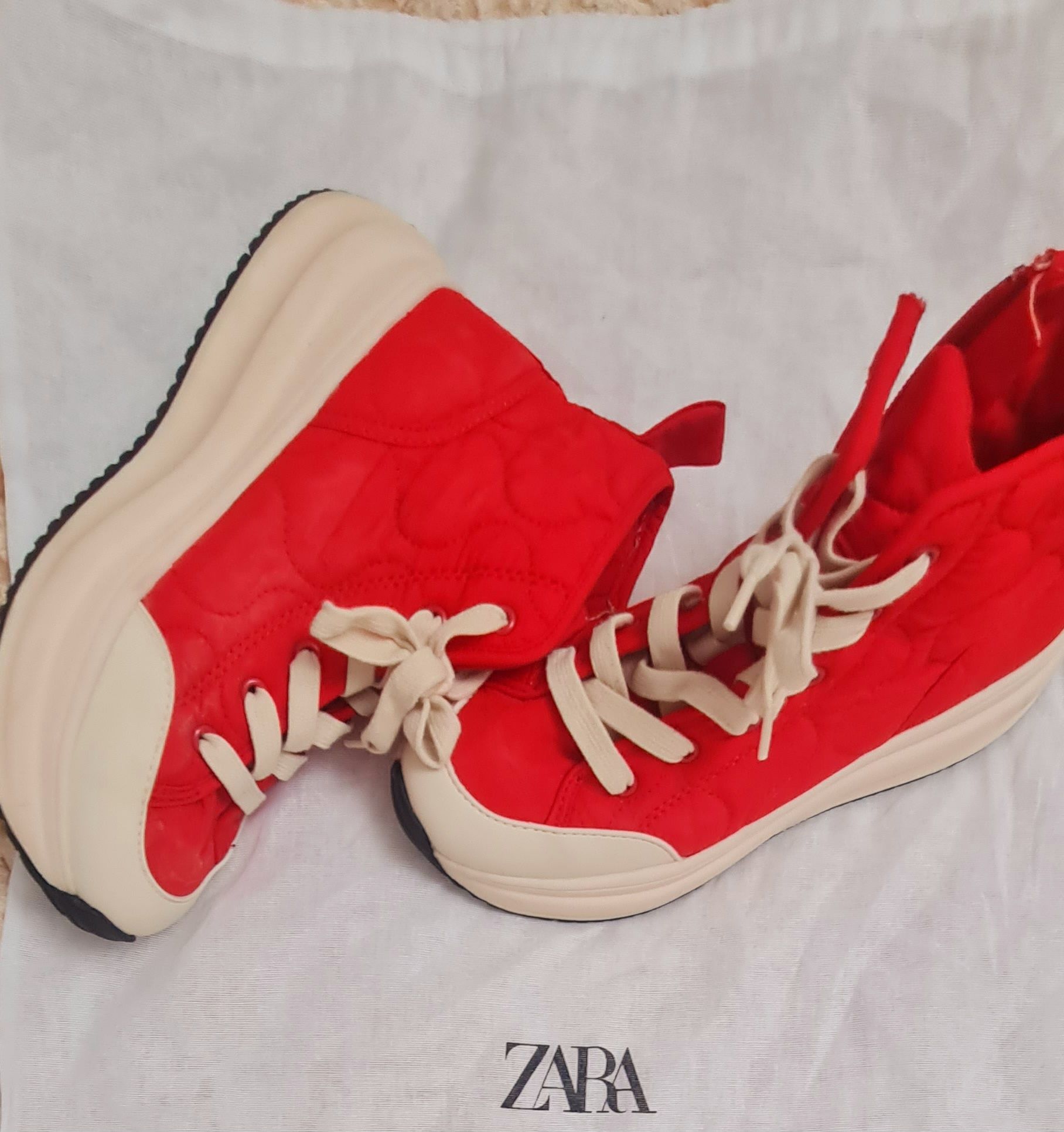 Sneakers Zara 35, o purtare
