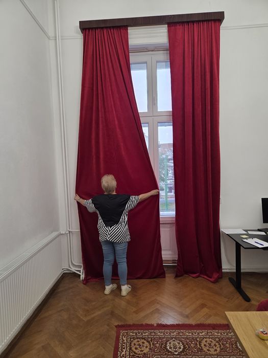 Draperii catifea roșie