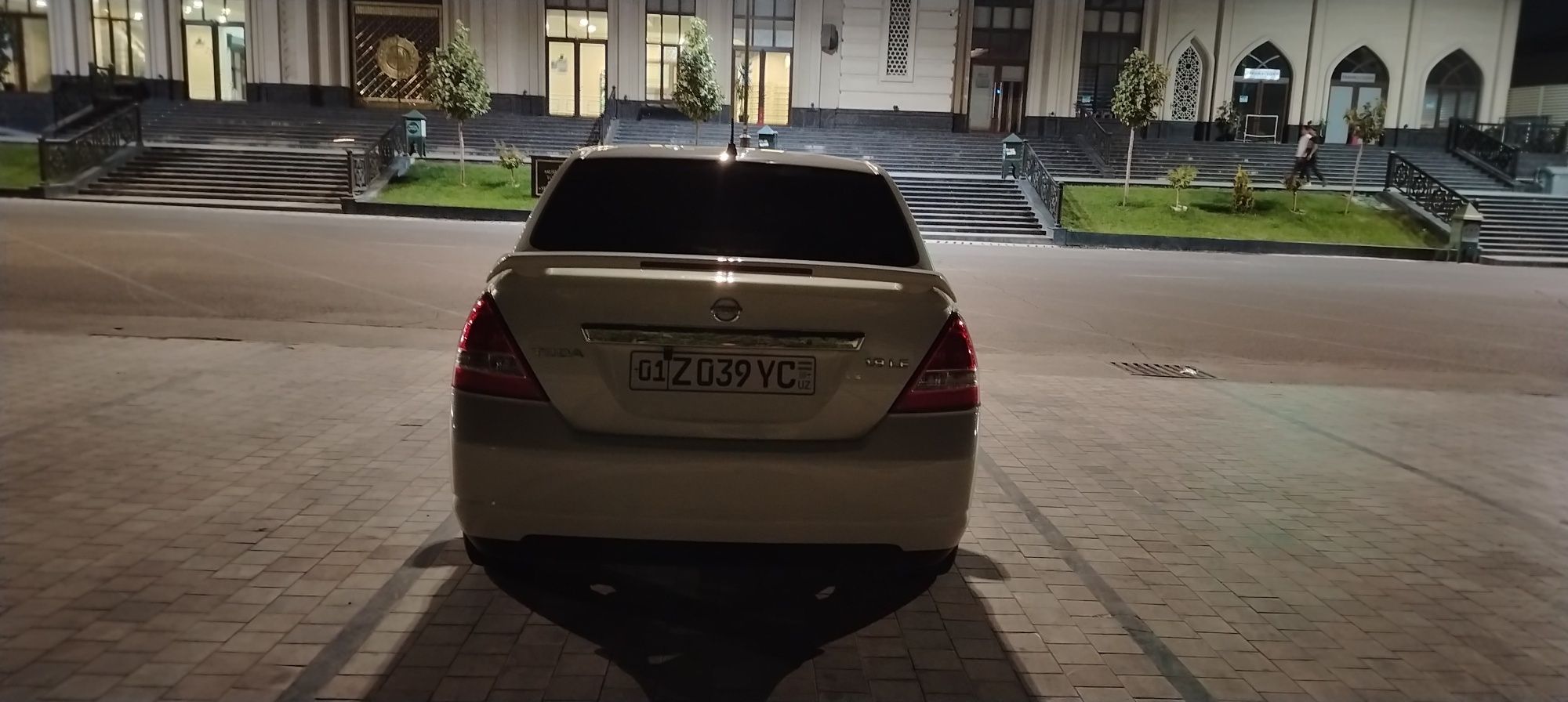 Nissan tiida  1.8 срочно сотилвоти