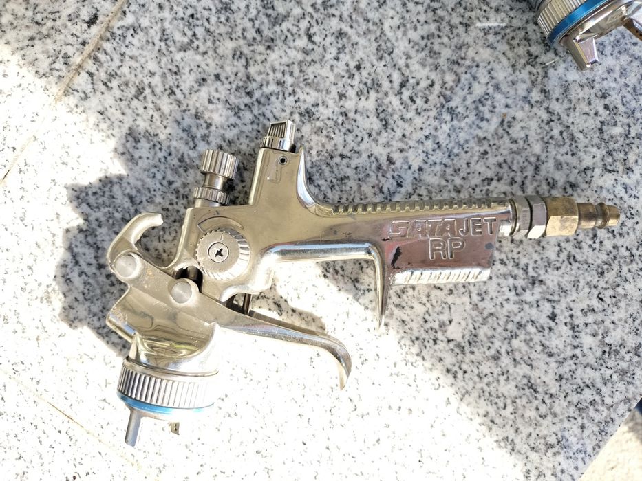 Vind 2 pistoale de vopsit pe aer comprimat, preț negociabil