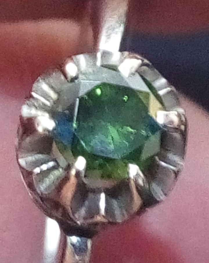 Inel aur 14 kt cu diamant verde 0,32 Ct origine Columbia