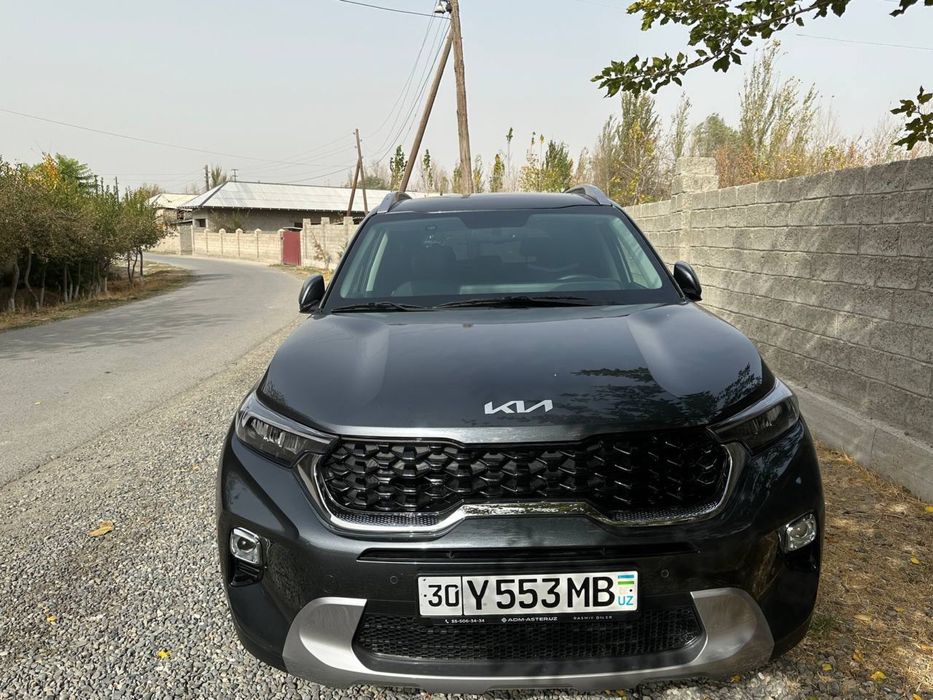 Kia Sonet mokriy asfalt