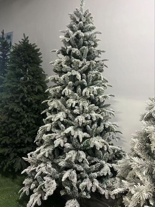 новогодняя елка с гирляндой