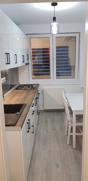 Închiriez apartament pe Bd Mihai Viteazu.